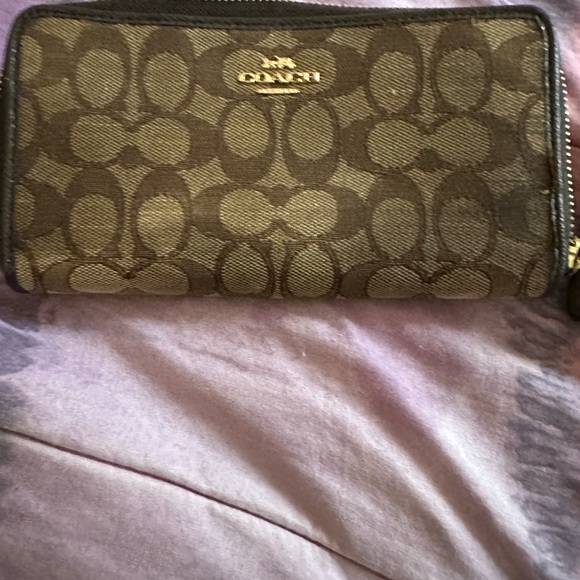 Authentic used 2 coach wallets . 85 dollars - Picture 4 of 4